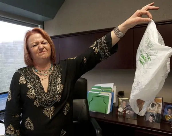 Toronto bannit les sacs en plastique