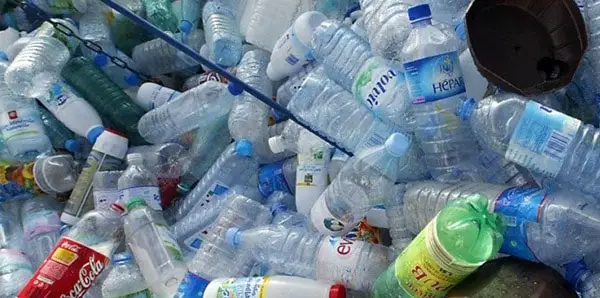 Les bouteilles d'eau en plastique et la pollution engendrée