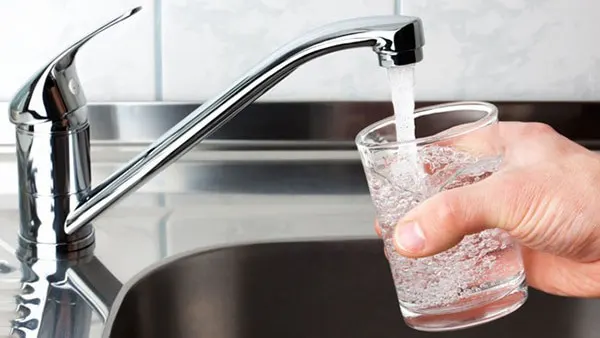 Acheter une gourde et la remplir avec l'eau du robinet