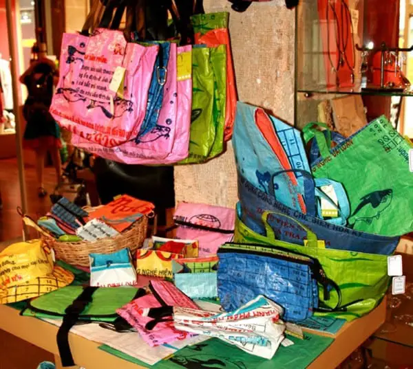 Recyclage de sac alimentaire au Cambodge