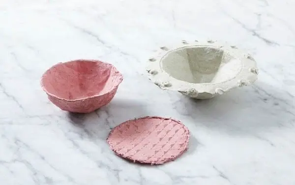 Des bols, des assiettes, des sous-verres et des plats fabriqués en papier
