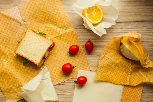 Bee wrap, beeswax wrap, emballages réutilisables en cire d'abeille ou végétale.