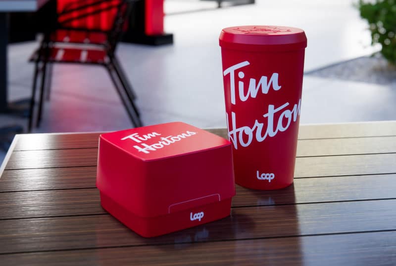 Emballages réutilisables chez Tim Hortons : gobelets et contenants.