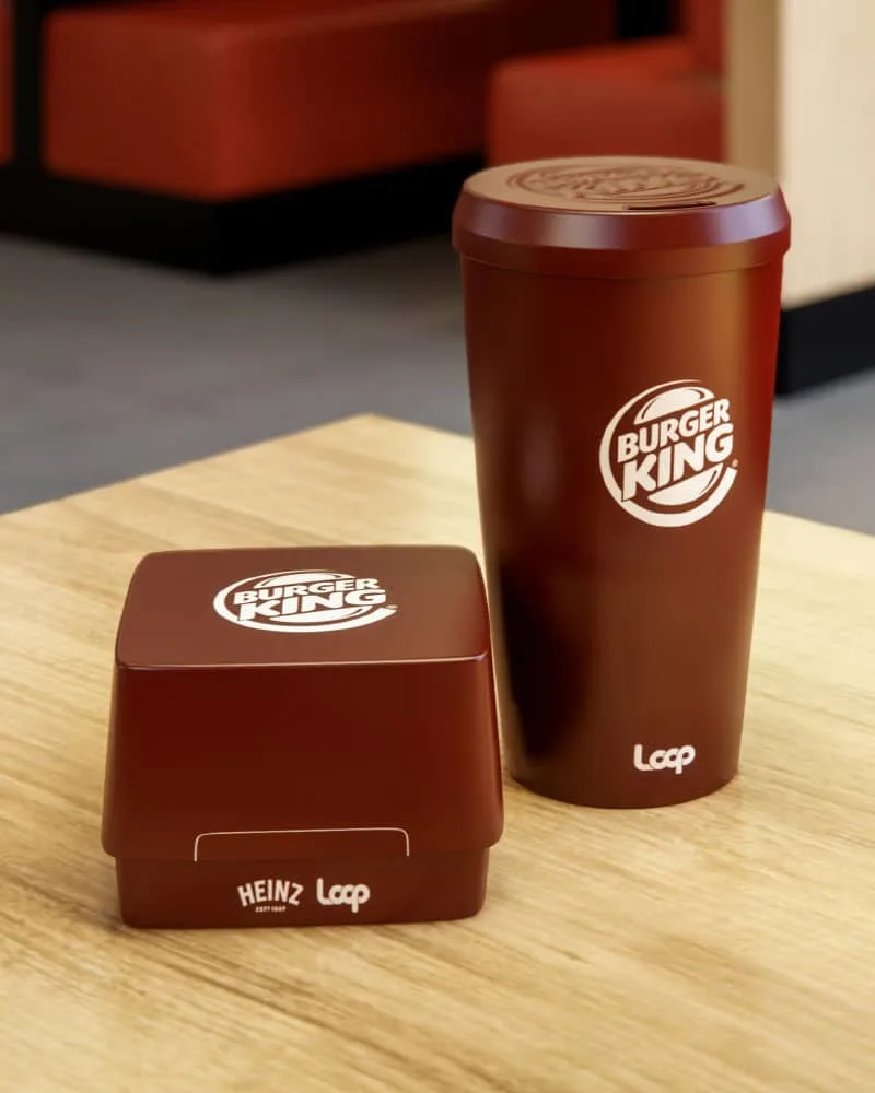 Le gobelet et le contenant réutilisable pour Whooper de chez Burger King.