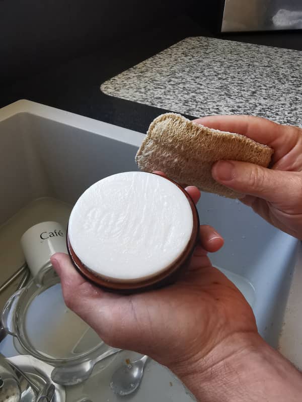 Faire mousser le produit vaisselle Solide