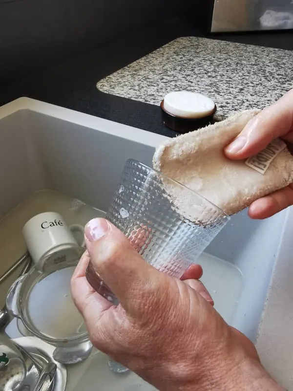Nettoyage de la vaisselle avec l'éponge Solide